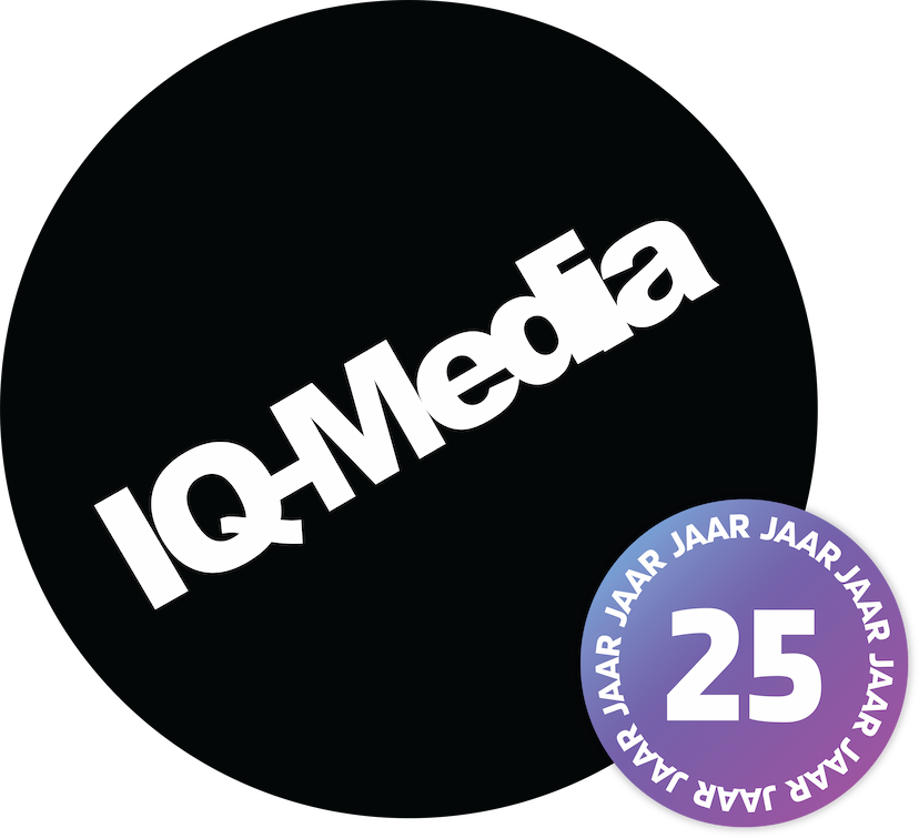Logo van IQ-Media in een zwarte cirkel met witte letters